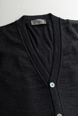 Gilet bottoni in lana pettinata ESSENTIAL - Ferrante | img vers.300x/