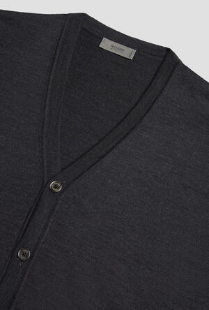 Cardigan in pura lana pettinata ESSENTIAL - Ferrante | img vers.300x/