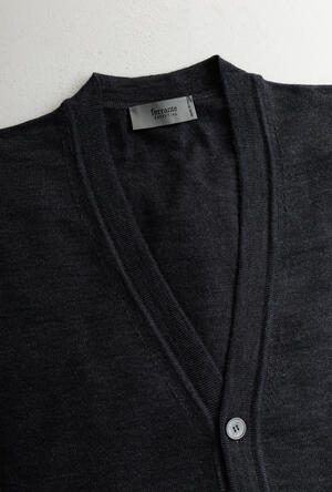 Cardigan in pura lana pettinata ESSENTIAL - Ferrante | img vers.300x/