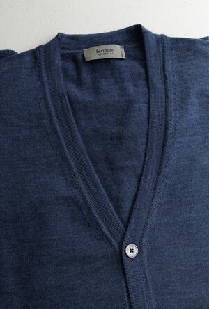 Cardigan in pura lana pettinata ESSENTIAL - Ferrante | img vers.300x/