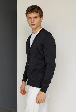 Cardigan in pura lana pettinata ESSENTIAL - Ferrante | img vers.300x/