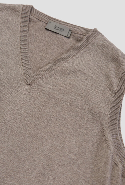 V-neck waistcoat in pure worsted wool Beije