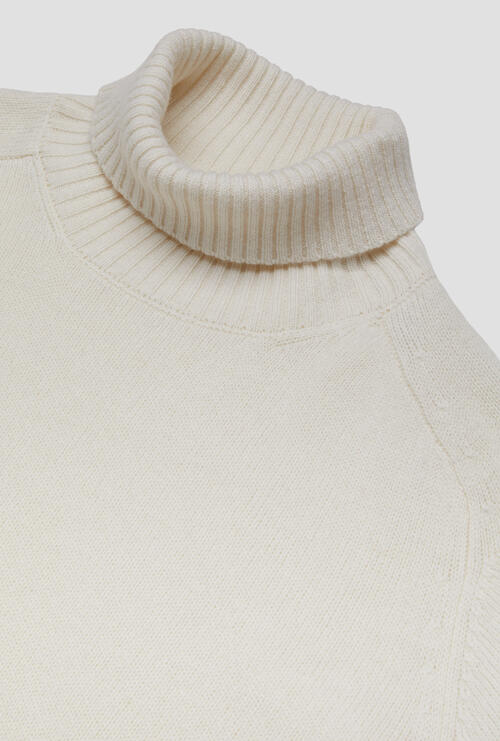 Saddle sleeve turtleneck White