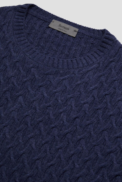 Knitted fabric with interlacing Blue