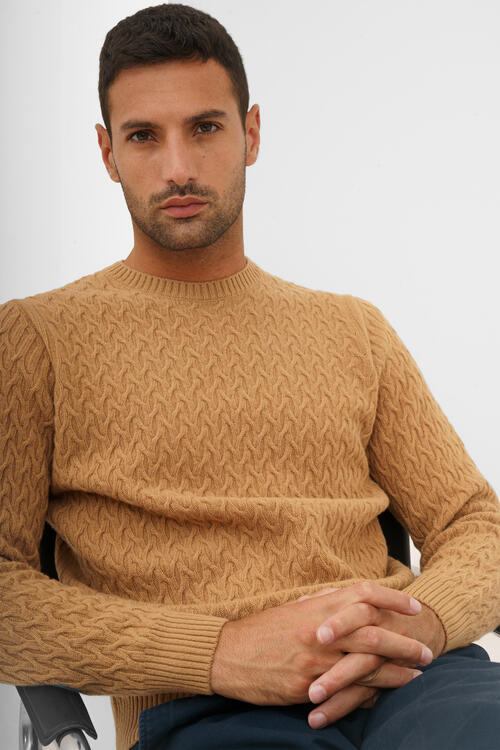 Knitted fabric with interlacing Camel