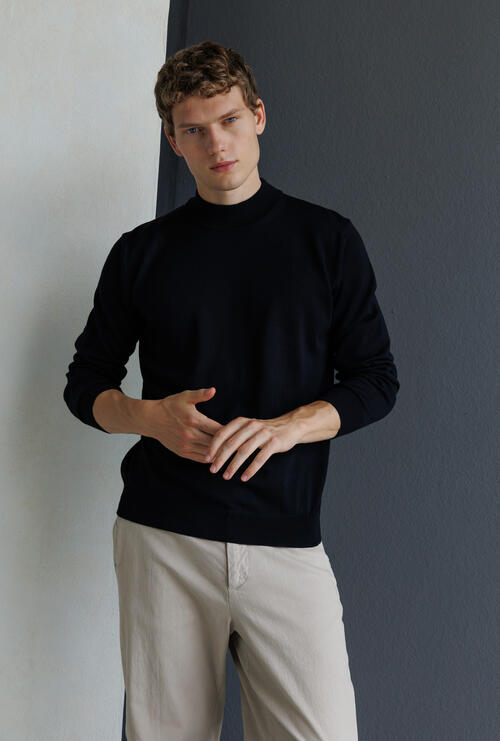 Mock neck in worsted wool Black