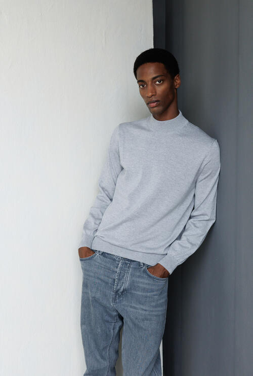 Mock neck in worsted wool Grey