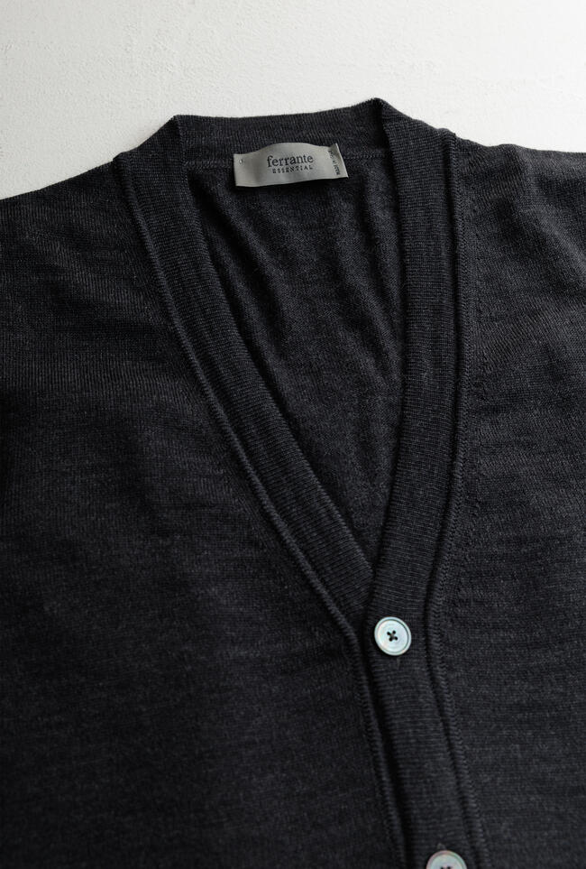 Gilet bottoni in lana pettinata ESSENTIAL - Ferrante | img vers.1300x/