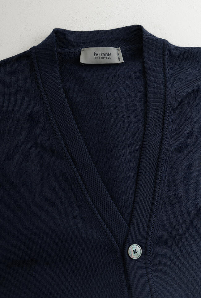 Cardigan in pura lana pettinata ESSENTIAL - Ferrante | img vers.1300x/