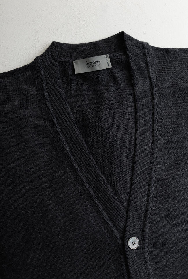 Cardigan in pura lana pettinata ESSENTIAL - Ferrante | img vers.1300x/