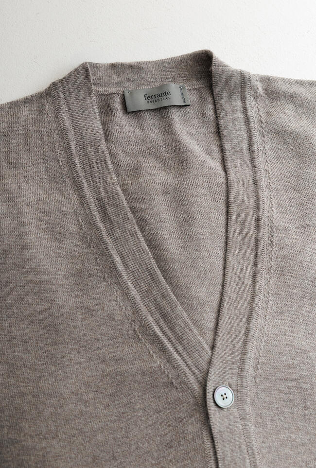 Cardigan in pura lana pettinata ESSENTIAL - Ferrante | img vers.1300x/