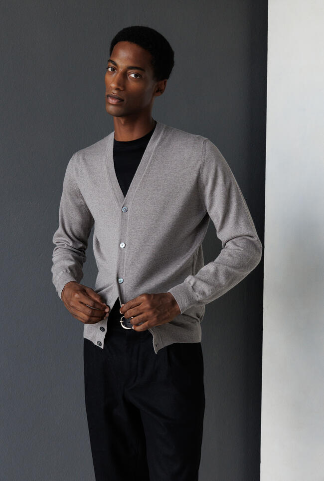 Cardigan in pura lana pettinata ESSENTIAL - Ferrante | img vers.1300x/