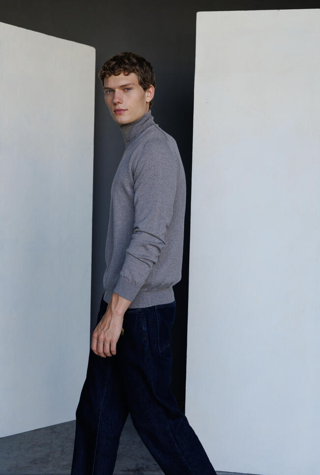 Brushed pure wool turtleneck ESSENTIAL - Ferrante | img vers.1300x/