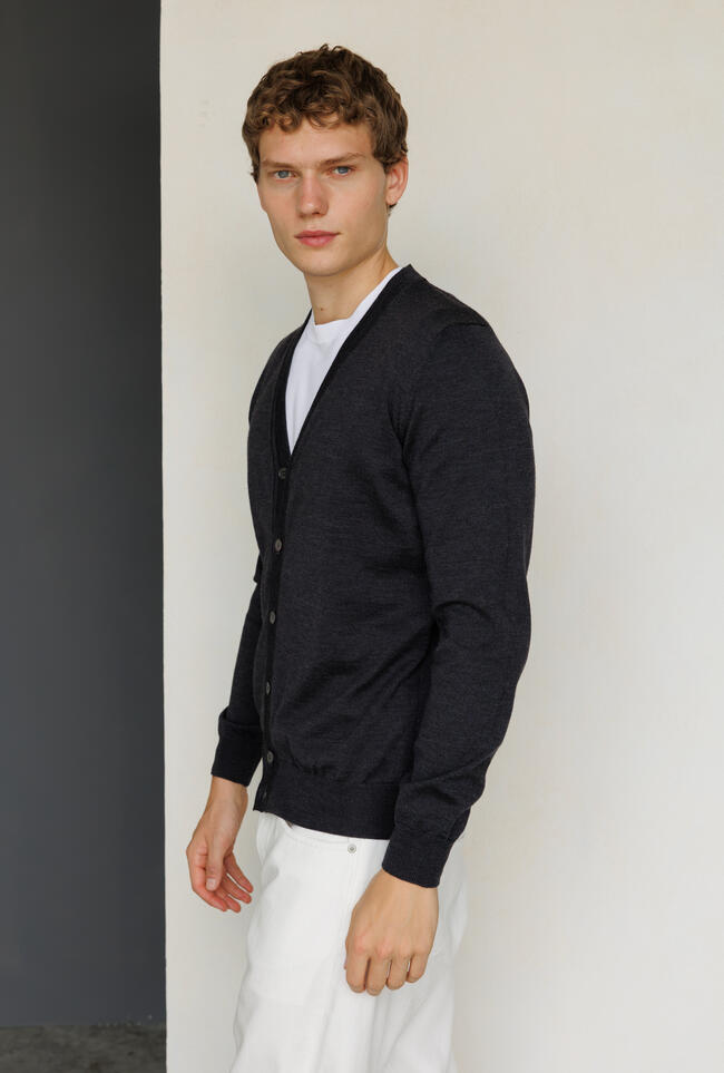 Cardigan in pura lana pettinata ESSENTIAL - Ferrante | img vers.1300x/