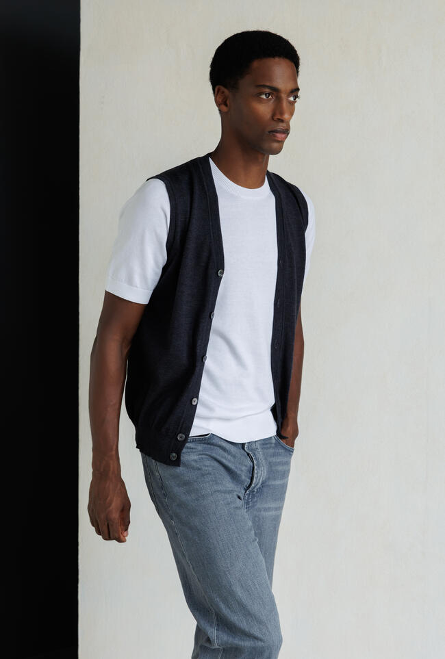 Gilet bottoni in lana pettinata ESSENTIAL - Ferrante | img vers.1300x/