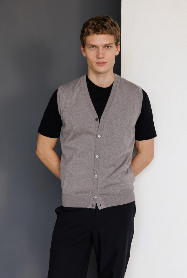 Gilet bottoni in lana pettinata ESSENTIAL - Ferrante | img vers.1300x/